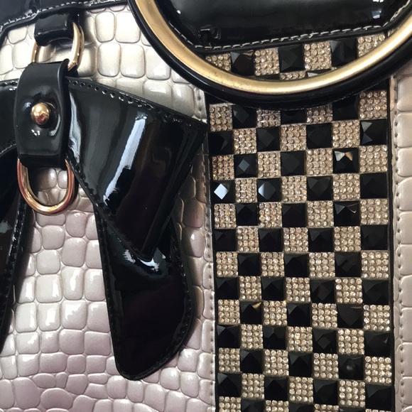 Julia & MICHAEL Stylish Patent Leather Handbag with detachable Shoulder Strap. - Picture 6 of 16